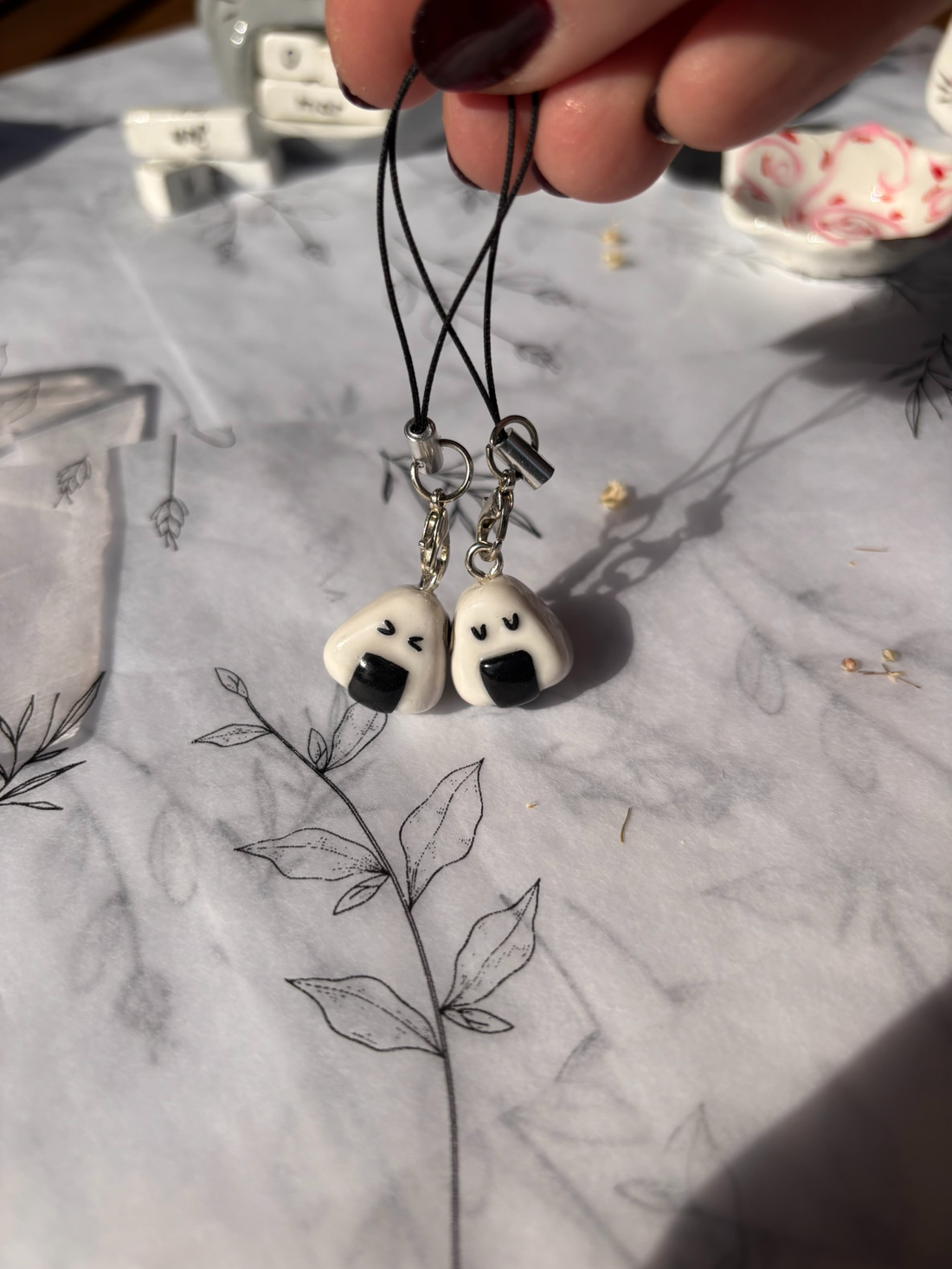 Breloc Onigiri cu Magnet - genți și portofele - accesorii genți - breloc - Artynos.ro