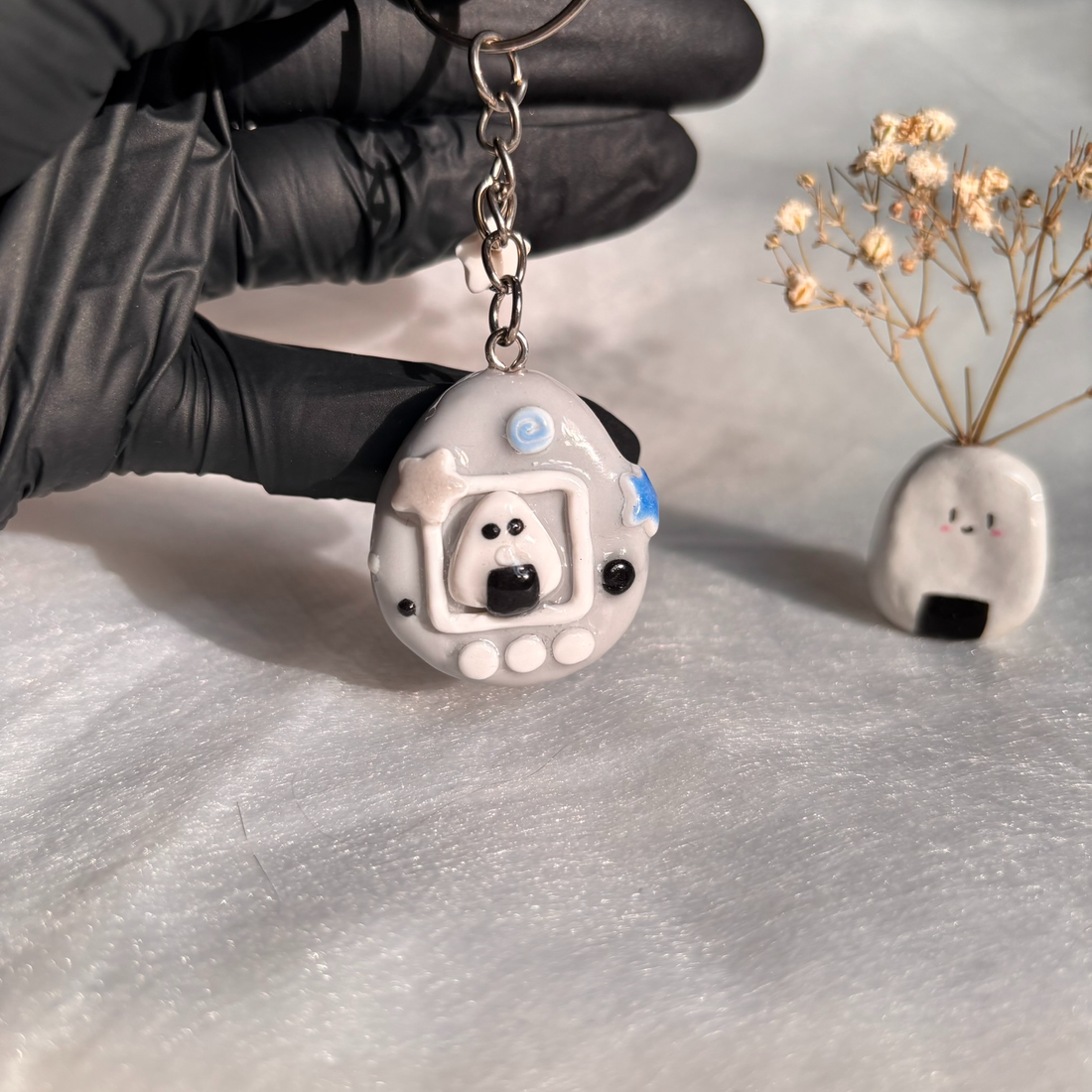 Breloc Figurina Tamagotchi Onigiri - genți și portofele - accesorii genți - breloc - Artynos.ro