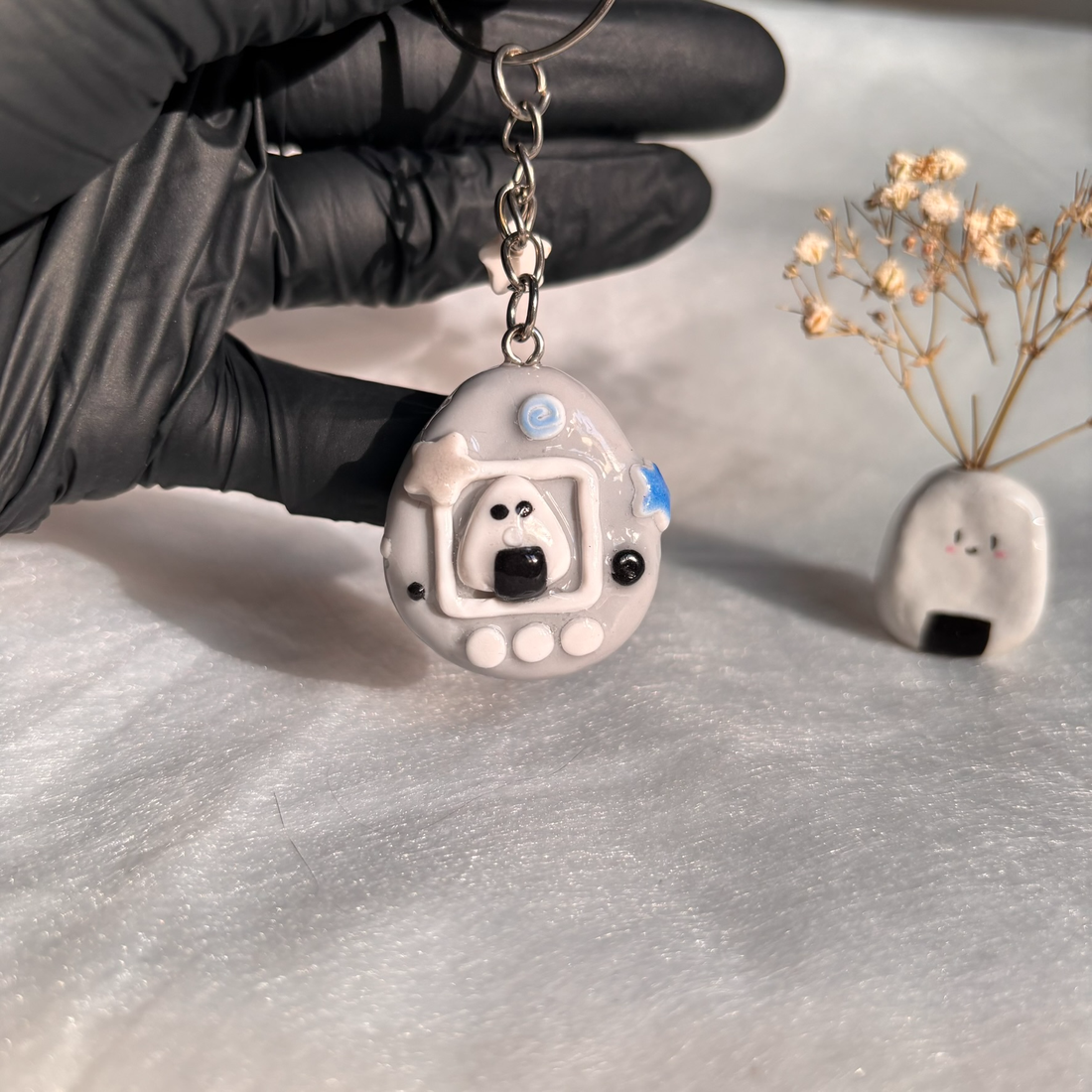 Breloc Figurina Tamagotchi Onigiri - genți și portofele - accesorii genți - breloc - Artynos.ro