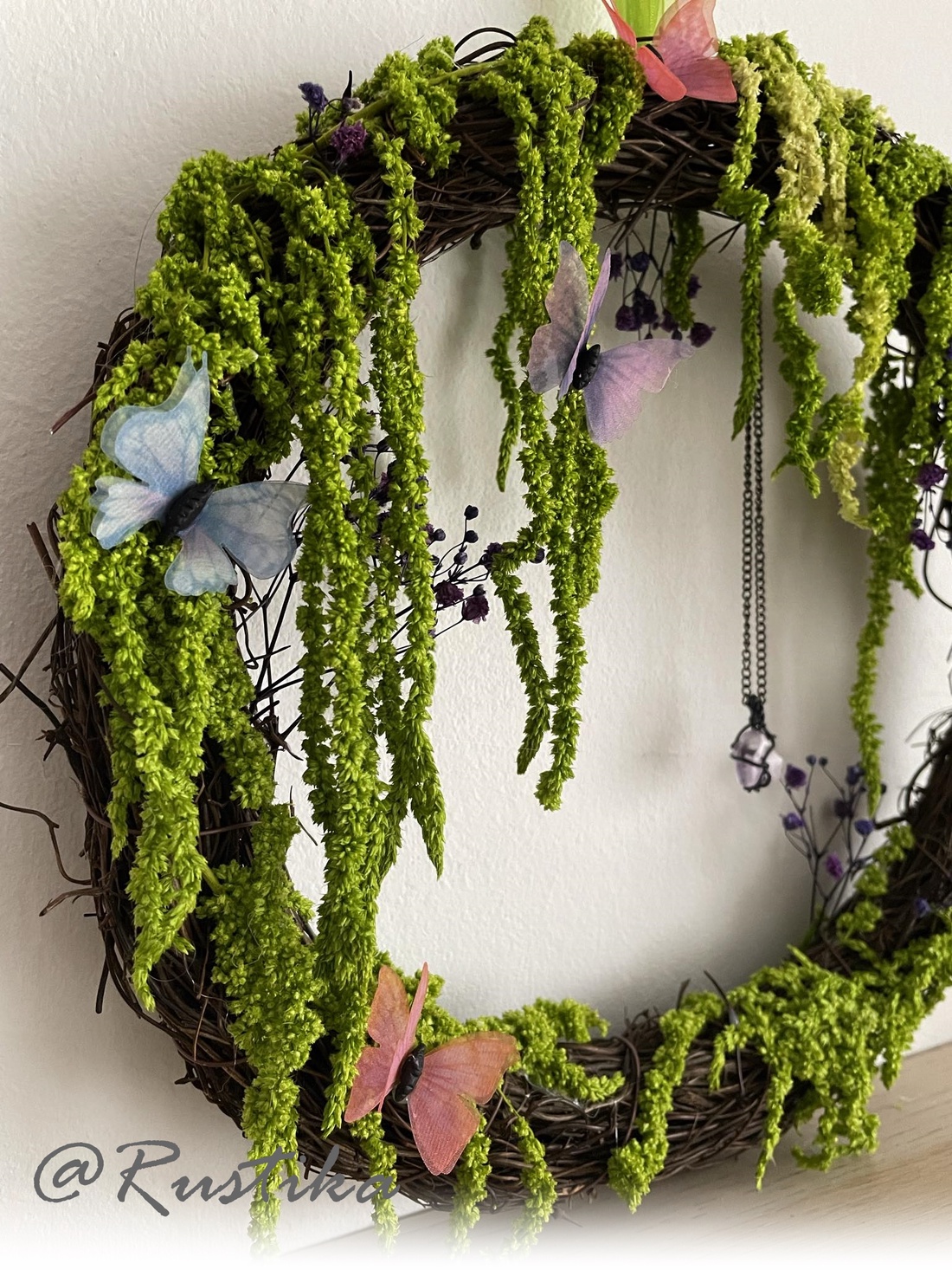 Coroniță decor, Coroniță de primăvară cu fluturi și flori, coroniță rustică - casă & stil de viață - accesorii pentru decorat casa - decorațiuni de pereți, decorațiuni suspendate - decorațiuni cu licheni - Artynos.ro Coroniță decor, Coroniță de primăvară cu fluturi și flori, coroniță rustică - casă & stil de viață - accesorii pentru decorat casa - decorațiuni de pereți, decorațiuni suspendate - decorațiuni cu licheni - Artynos.ro