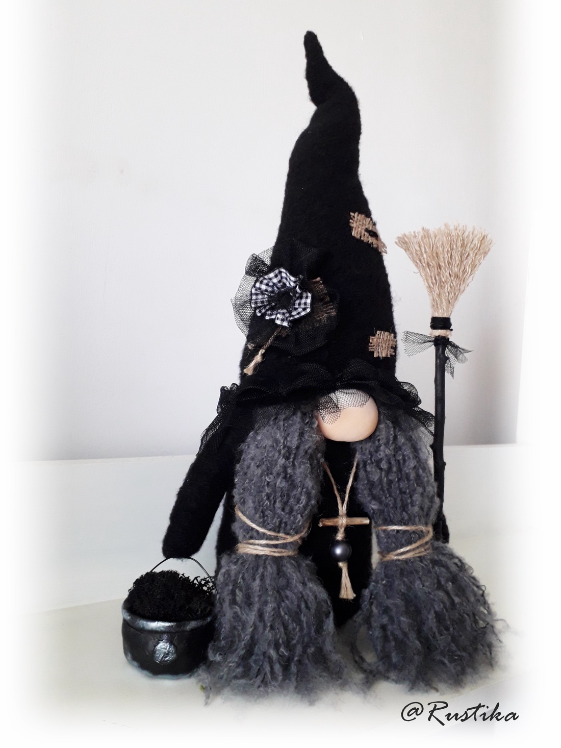 Gnom de colecție, Zelda Gnom vrăjitoare, Obsidian Woods Collection - accesorii locuință - accesorii pentru decorat casa - elfi - Artynos.ro