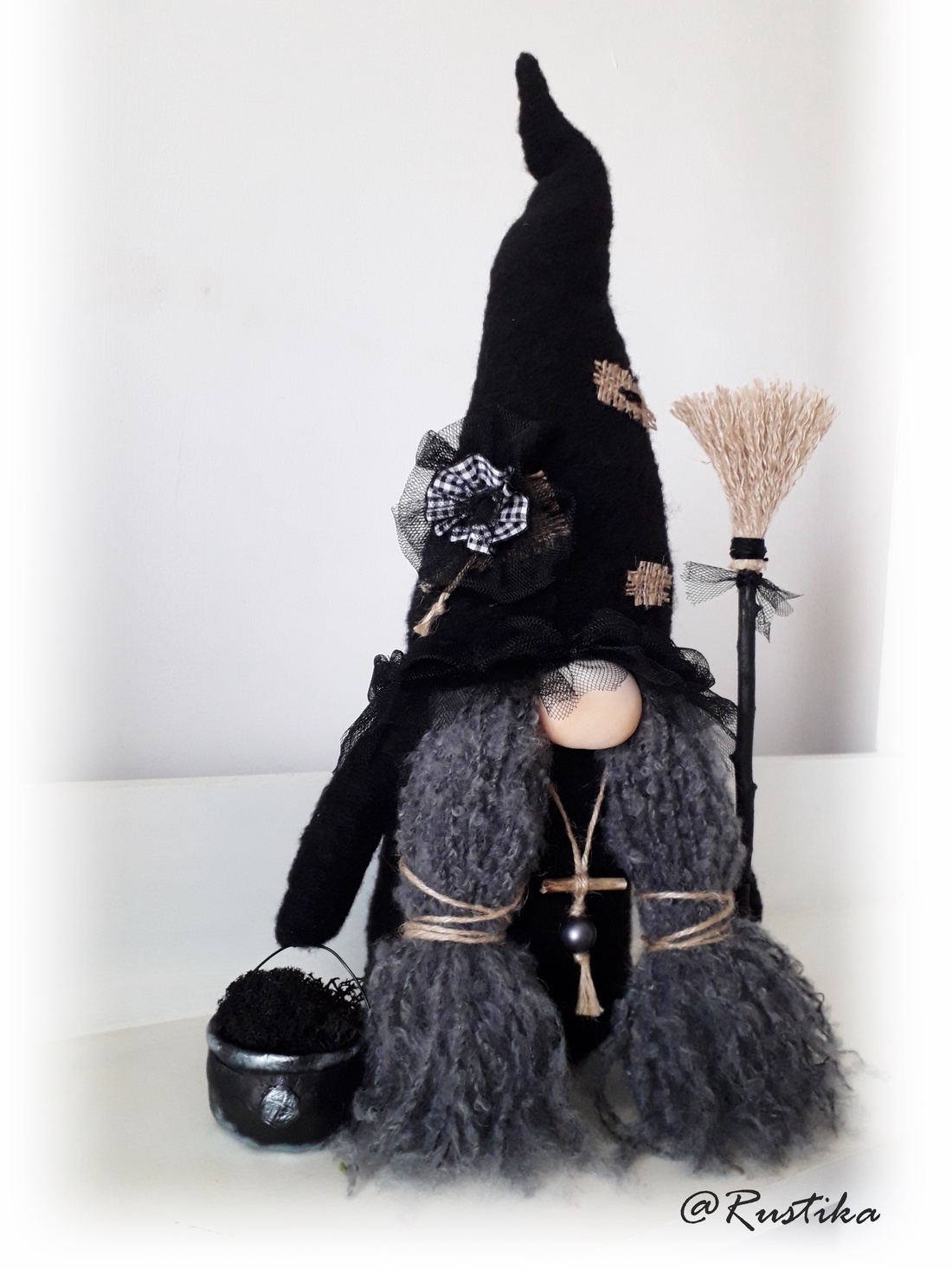 Gnom de colecție, Zelda Gnom vrăjitoare, Obsidian Woods Collection - casă & stil de viață - accesorii pentru decorat casa - gnom - Artynos.ro