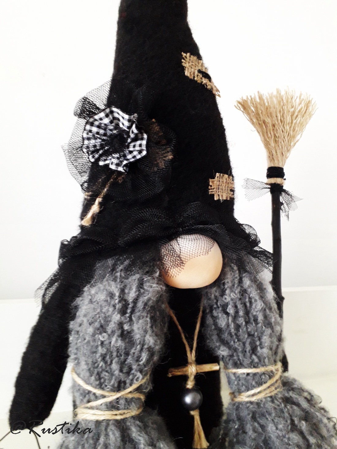 Gnom de colecție, Zelda Gnom vrăjitoare, Obsidian Woods Collection - accesorii locuință - accesorii pentru decorat casa - elfi - Artynos.ro