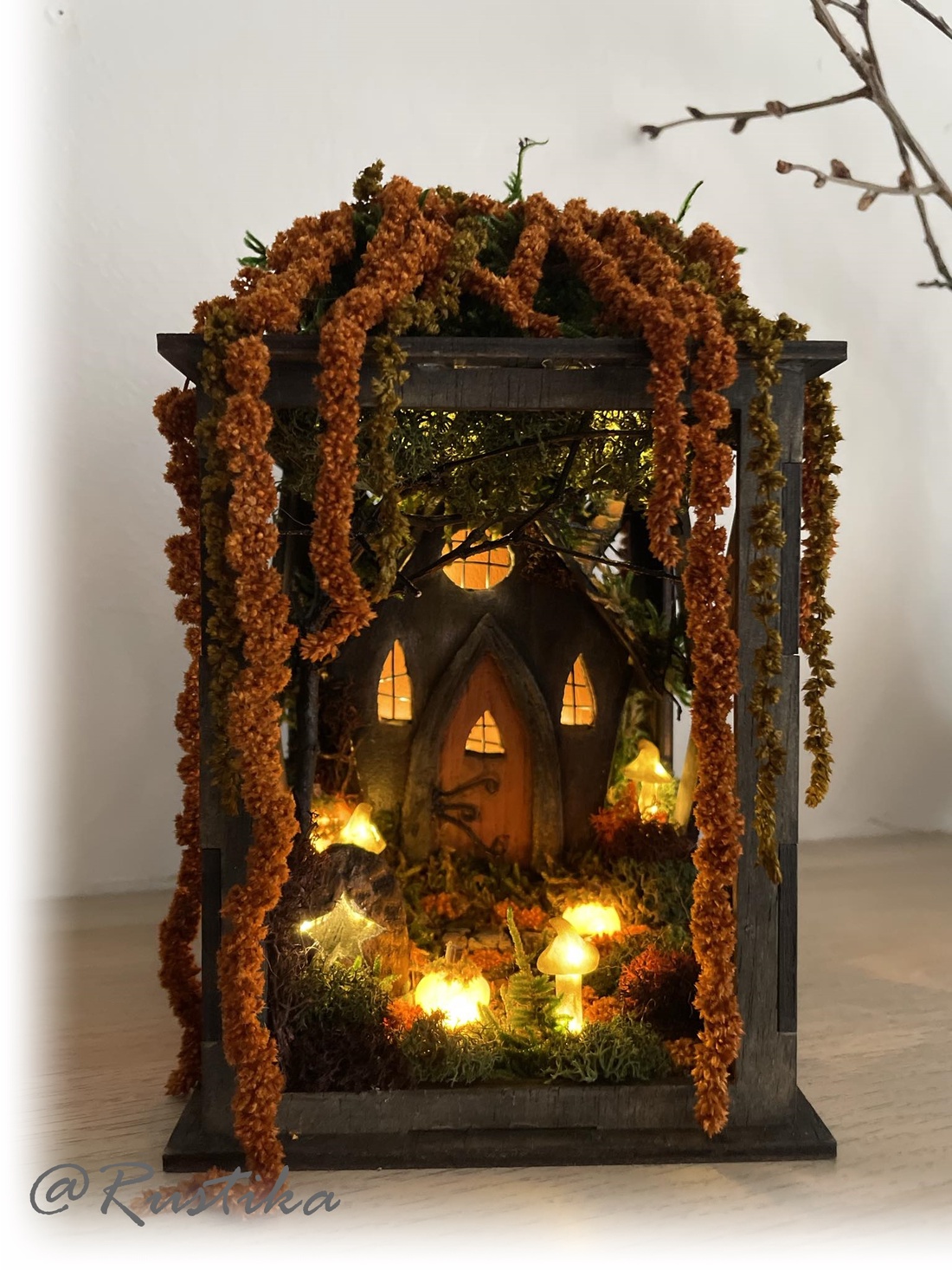 Felinar căsuță vrăjitoare, Dioramă miniatură, Felinar decorativ cu leduri, Decor Halloween - casă & stil de viață - lămpi și corpuri de iluminat - lampă de ambianță - Artynos.ro