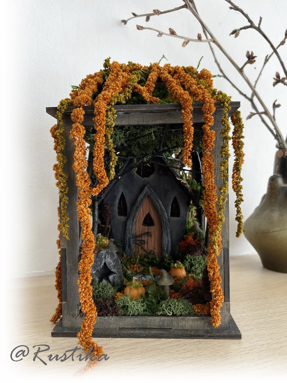 Felinar căsuță vrăjitoare, Dioramă miniatură, Felinar decorativ cu leduri, Decor Halloween - casă & stil de viață - lămpi și corpuri de iluminat - lampă de ambianță - Artynos.ro