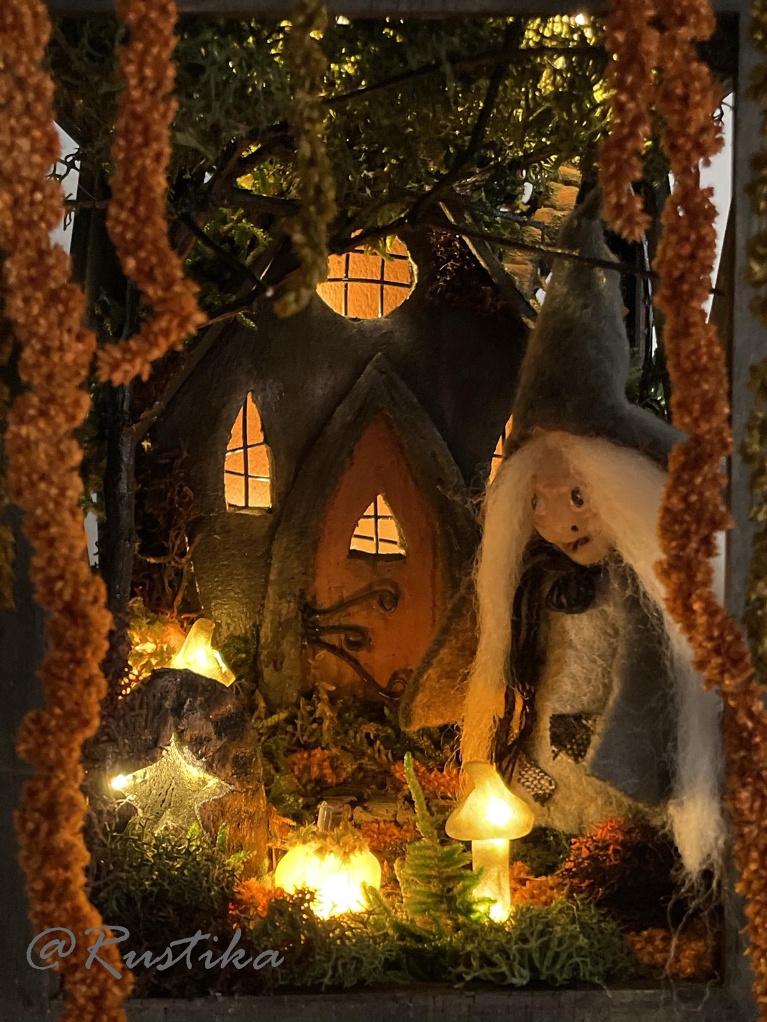 Felinar căsuță vrăjitoare, Dioramă miniatură, Felinar decorativ cu leduri, Decor Halloween - casă & stil de viață - lămpi și corpuri de iluminat - lampă de ambianță - Artynos.ro