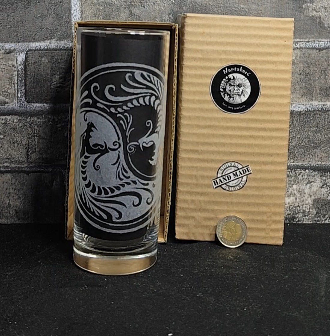 Pahar de sticlă cu modelul Dragon Yin-Yang, gravat manual  -  - Artynos.ro