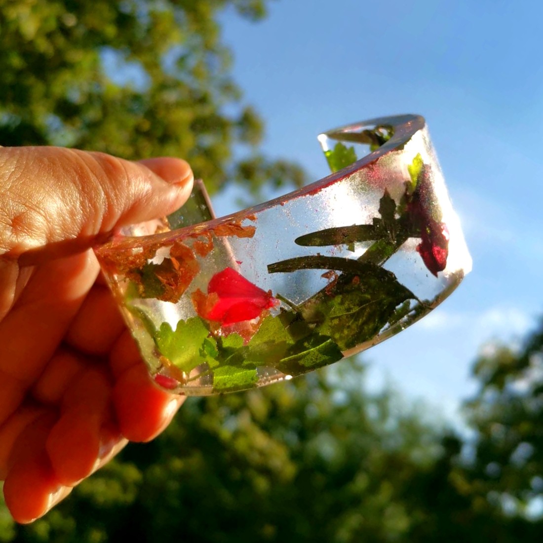 Brățară epoxidică cu verde natural și lotus auriu. Brățară pentru femei. - - Artynos.ro Brățară epoxidică cu verde natural și lotus auriu. Brățară pentru femei. - - Artynos.ro