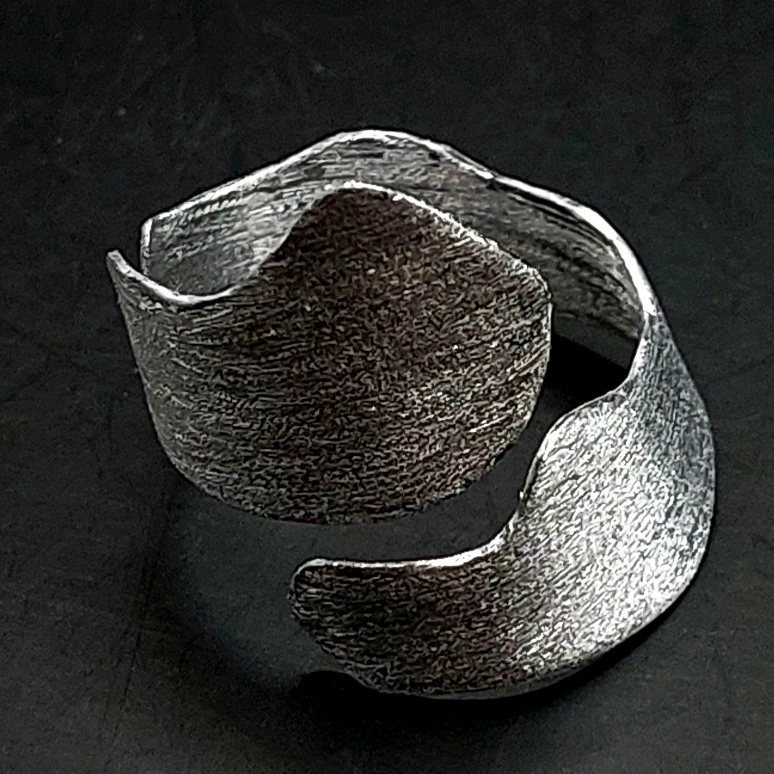 Inel Balaton minimalist din aluminiu cu strălucire specială -  - Artynos.ro Inel Balaton minimalist din aluminiu cu strălucire specială -  - Artynos.ro