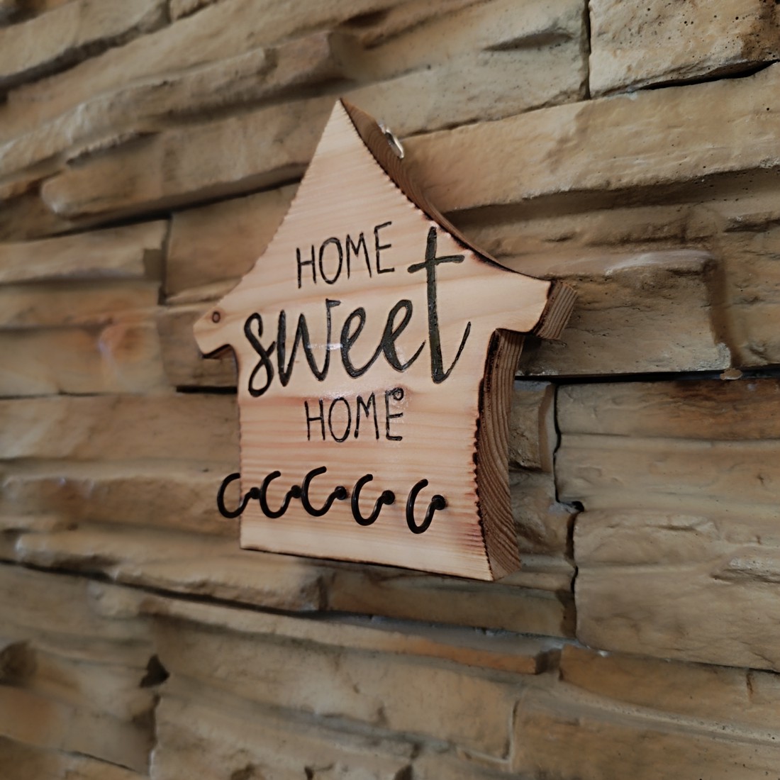 Breloc de perete din lemn cu inscripția Home sweet home -  - Artynos.ro
