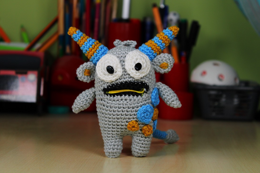 Jojó, monstrul îngrijitor - jucării și echipamente pentru copii - plușuri - monstru de pluș - Artynos.ro