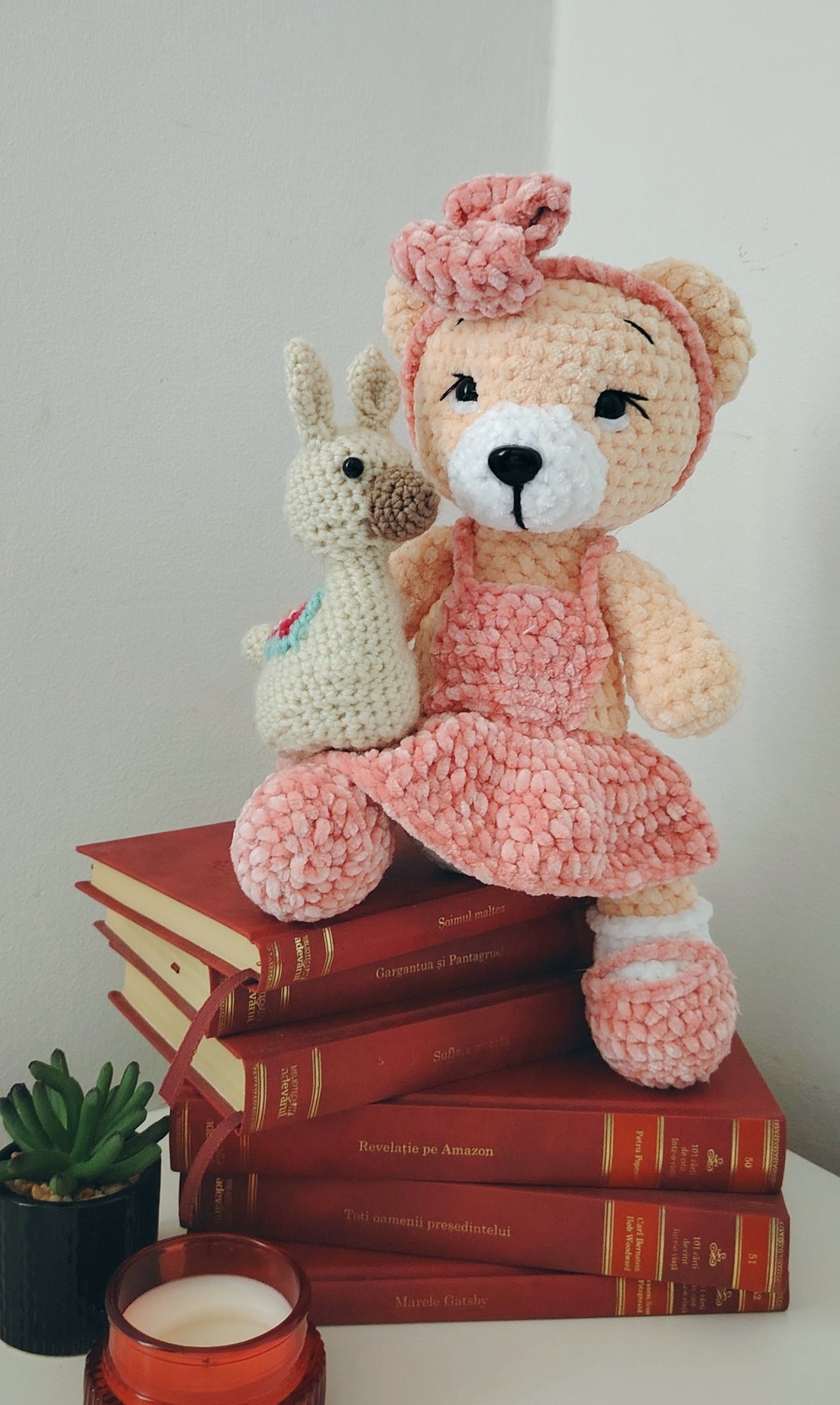Jucărie de pluș croșetată Plușica Croșețica, Baby Nora și Alpaca - jucării și echipamente pentru copii - plușuri - ursuleț de pluș - Artynos.ro Jucărie de pluș croșetată Plușica Croșețica, Baby Nora și Alpaca - jucării și echipamente pentru copii - plușuri - ursuleț de pluș - Artynos.ro