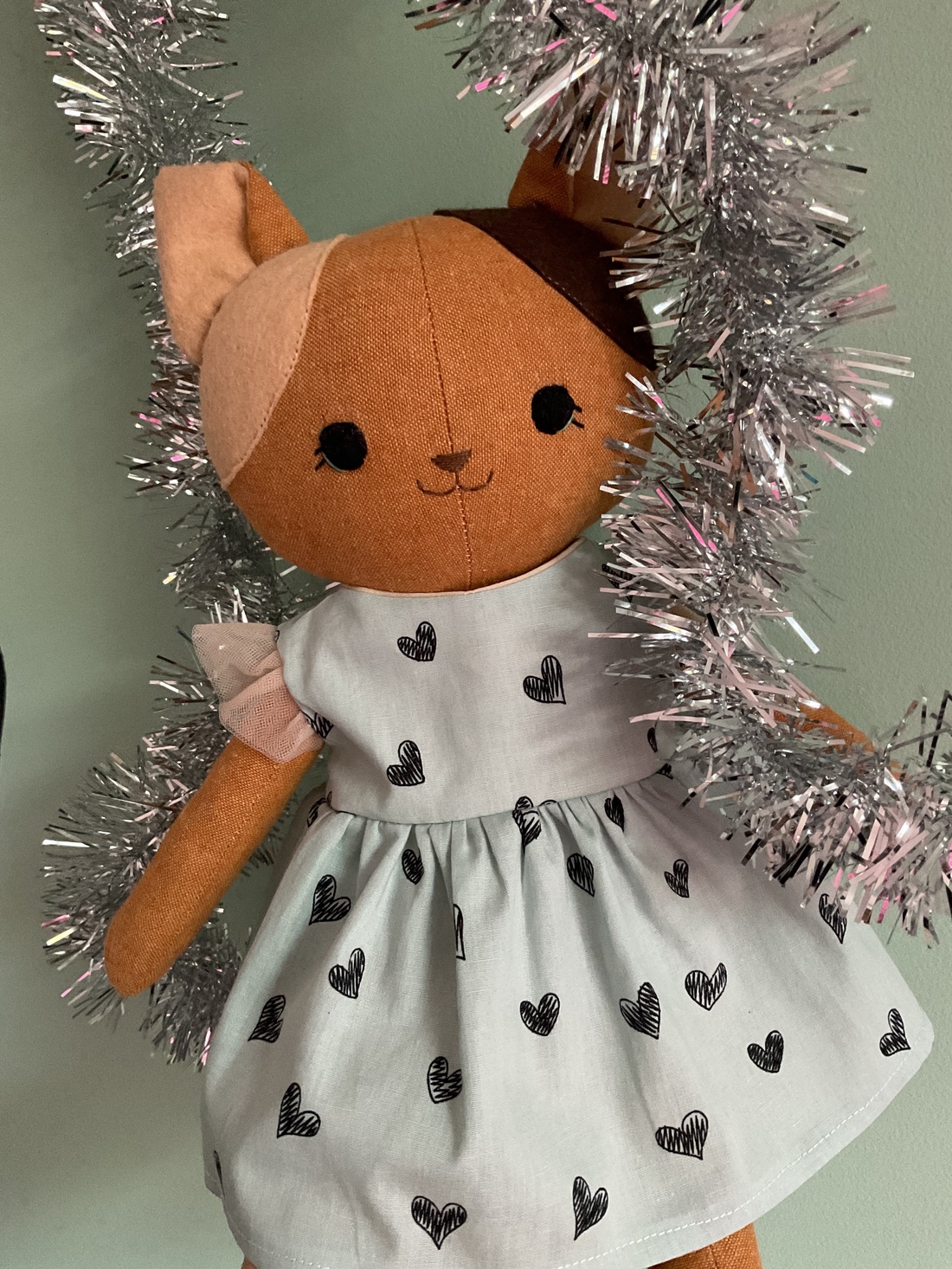 Papusa handmade pisica cu haine detasabile  - jucării și echipamente pentru copii - plușuri - pisică de pluș - Artynos.ro