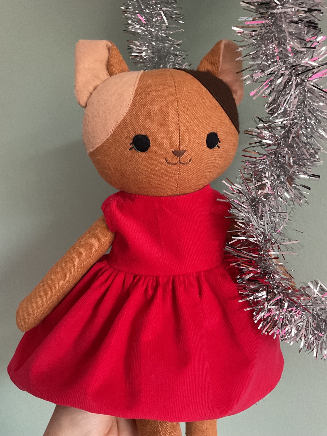 Papusa handmade pisica cu haine detasabile  - jucării și echipamente pentru copii - plușuri - pisică de pluș - Artynos.ro