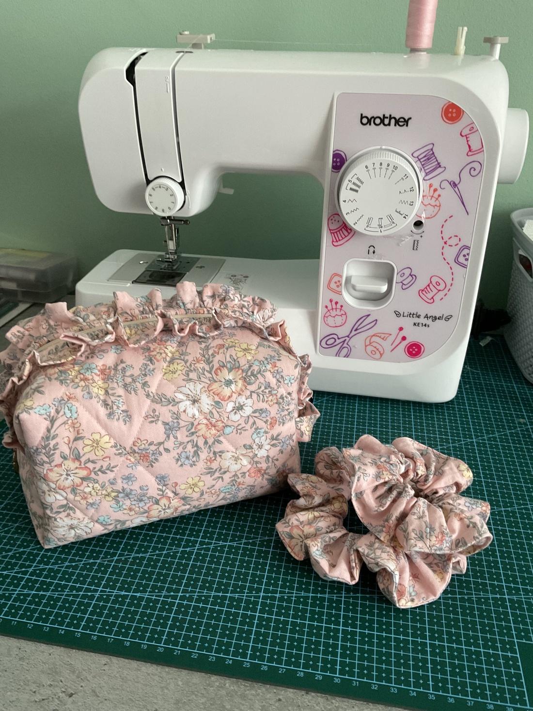 Geanta cosmetica handmade cu volane si imprimeu floral vintage - genți și portofele - genți cosmetice - Artynos.ro