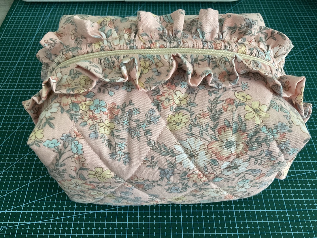 Geanta cosmetica handmade cu volane si imprimeu floral vintage - genți și portofele - genți cosmetice - Artynos.ro