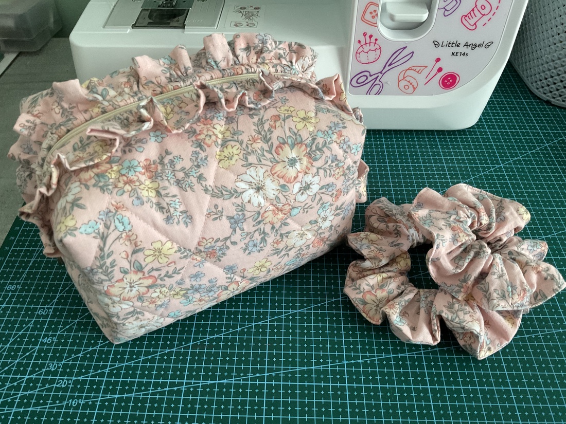 Geanta cosmetica handmade cu volane si imprimeu floral vintage - genți și portofele - genți cosmetice - Artynos.ro