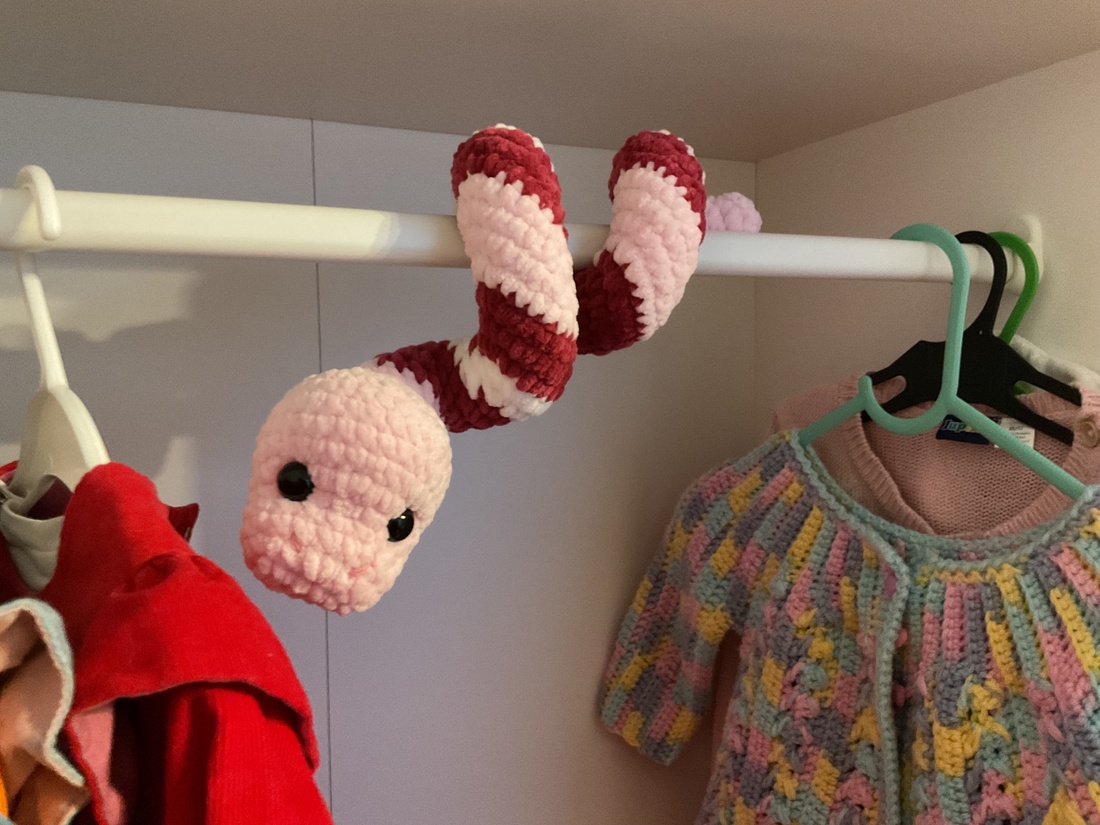 Jucărie șarpe croșetată manual - jucării și echipamente pentru copii - plușuri - păpușă croșetată, păpușă de pluș - Artynos.ro