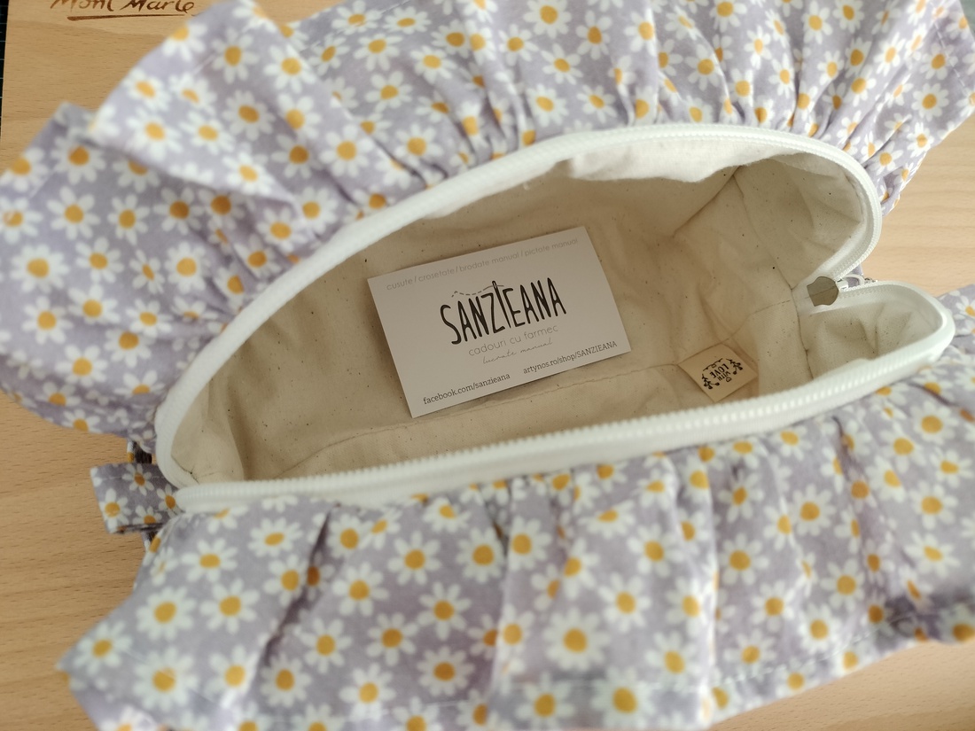 Gentuta cosmetica matlasată cu volane - genți și portofele - genți cosmetice - Artynos.ro