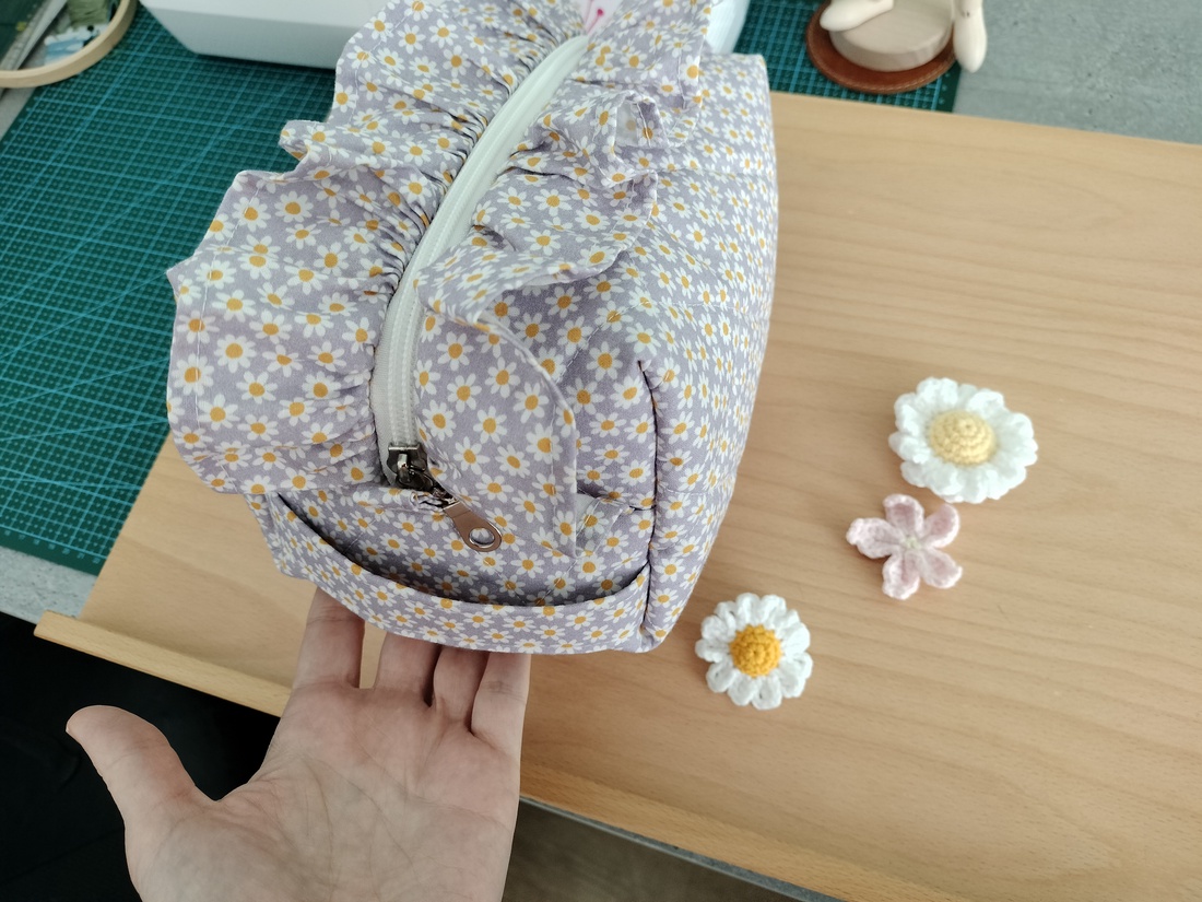 Gentuta cosmetica matlasată cu volane - genți și portofele - genți cosmetice - Artynos.ro