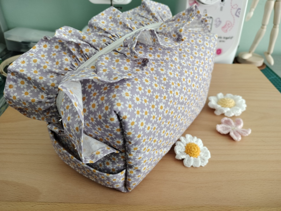 Gentuta cosmetica matlasată cu volane - genți și portofele - genți cosmetice - Artynos.ro