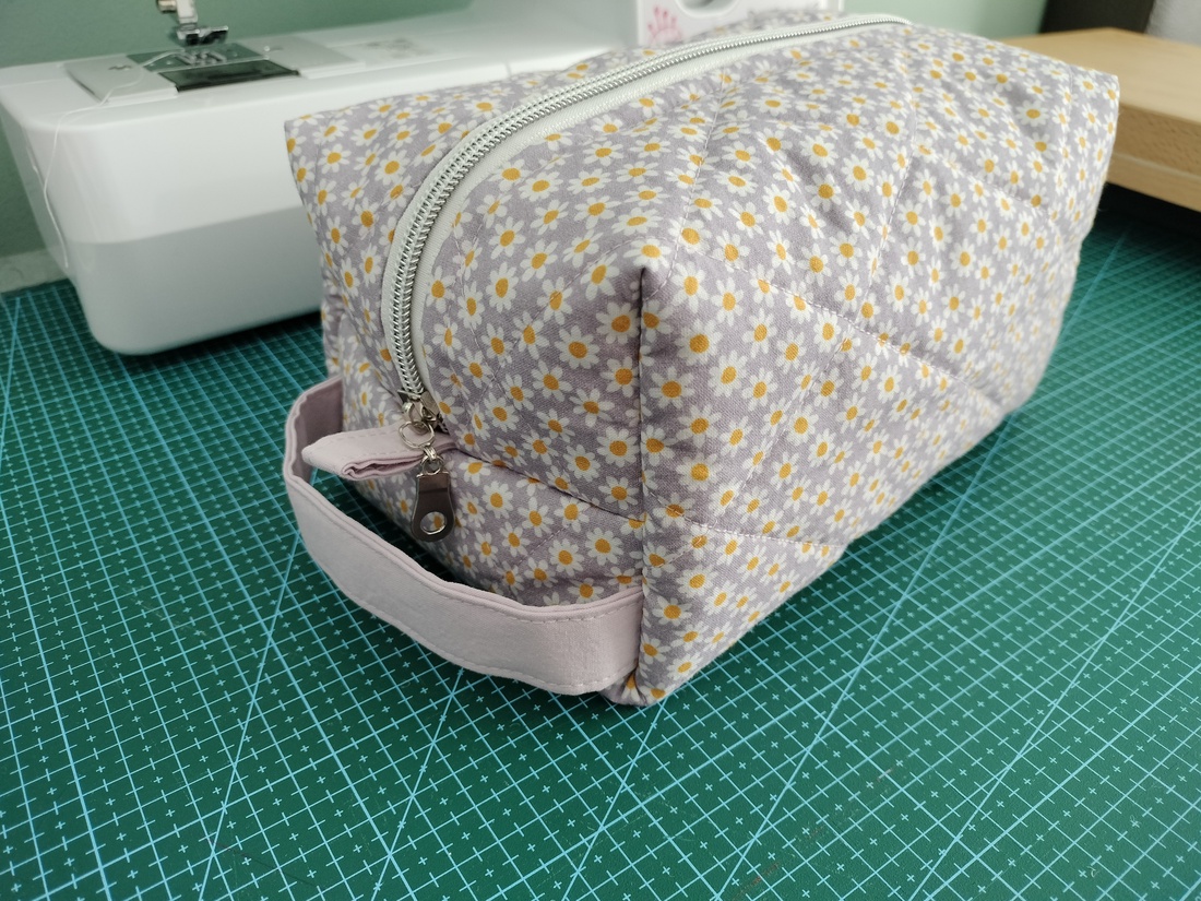 Gentuta cosmetica matlasată simpla cu margarete - genți și portofele - genți cosmetice - Artynos.ro