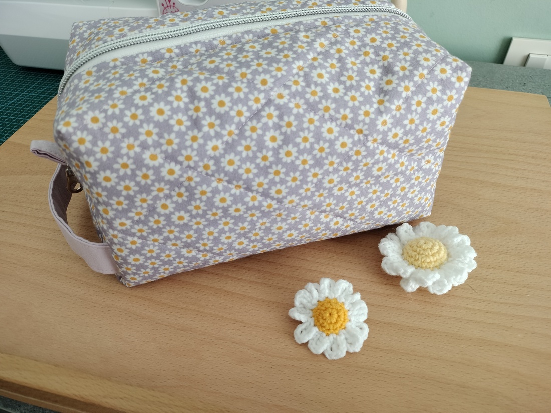 Gentuta cosmetica matlasată simpla cu margarete - genți și portofele - genți cosmetice - Artynos.ro