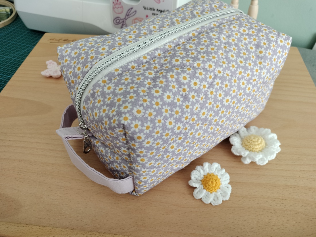 Gentuta cosmetica matlasată simpla cu margarete - genți și portofele - genți cosmetice - Artynos.ro