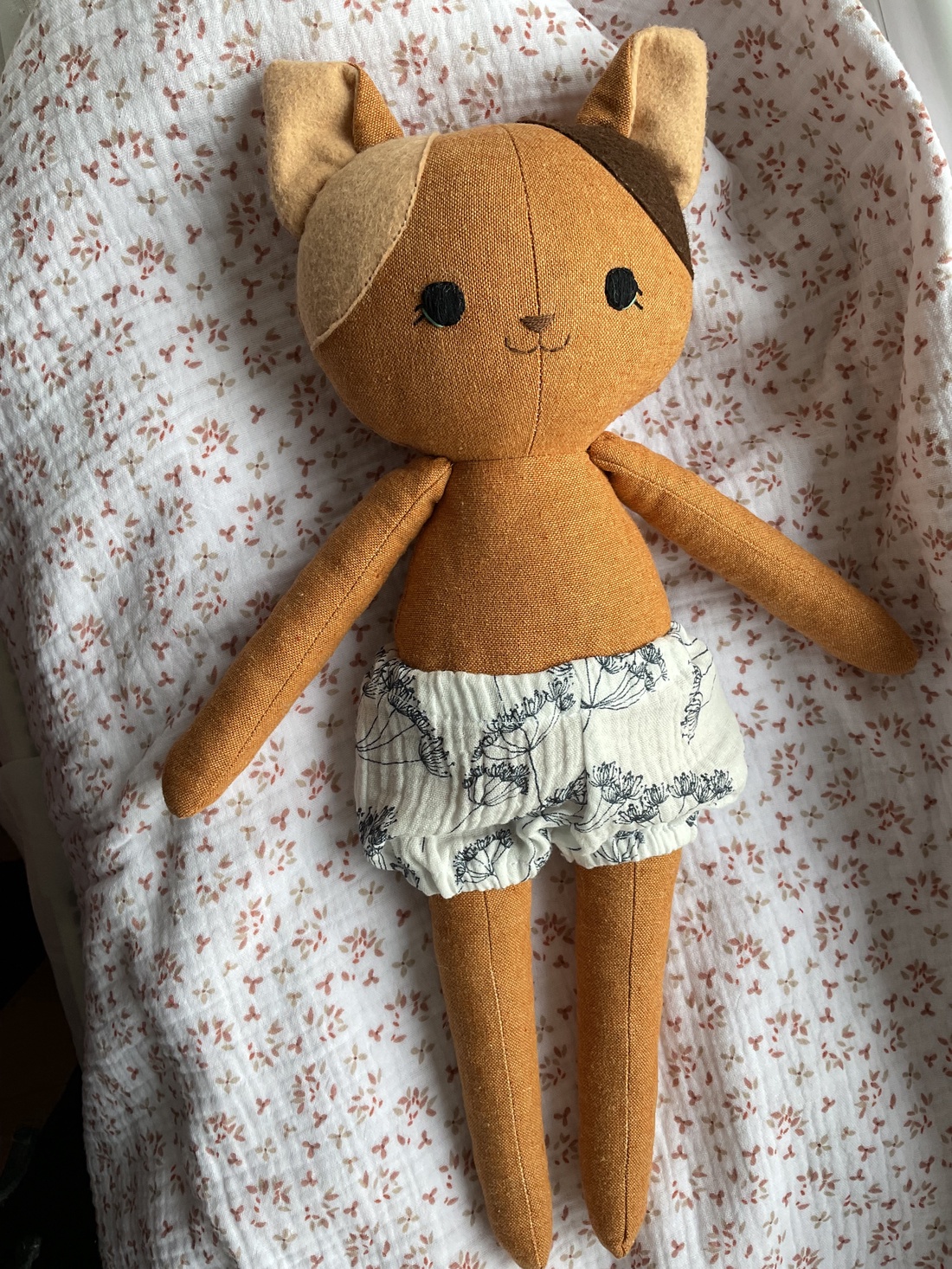 Papusa handmade pisica cu haine detasabile  - jucării și echipamente pentru copii - plușuri - pisică de pluș - Artynos.ro