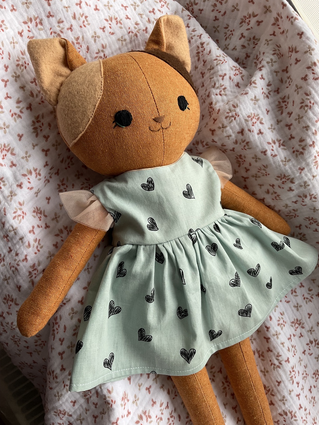 Papusa handmade pisica cu haine detasabile  - jucării și echipamente pentru copii - plușuri - pisică de pluș - Artynos.ro