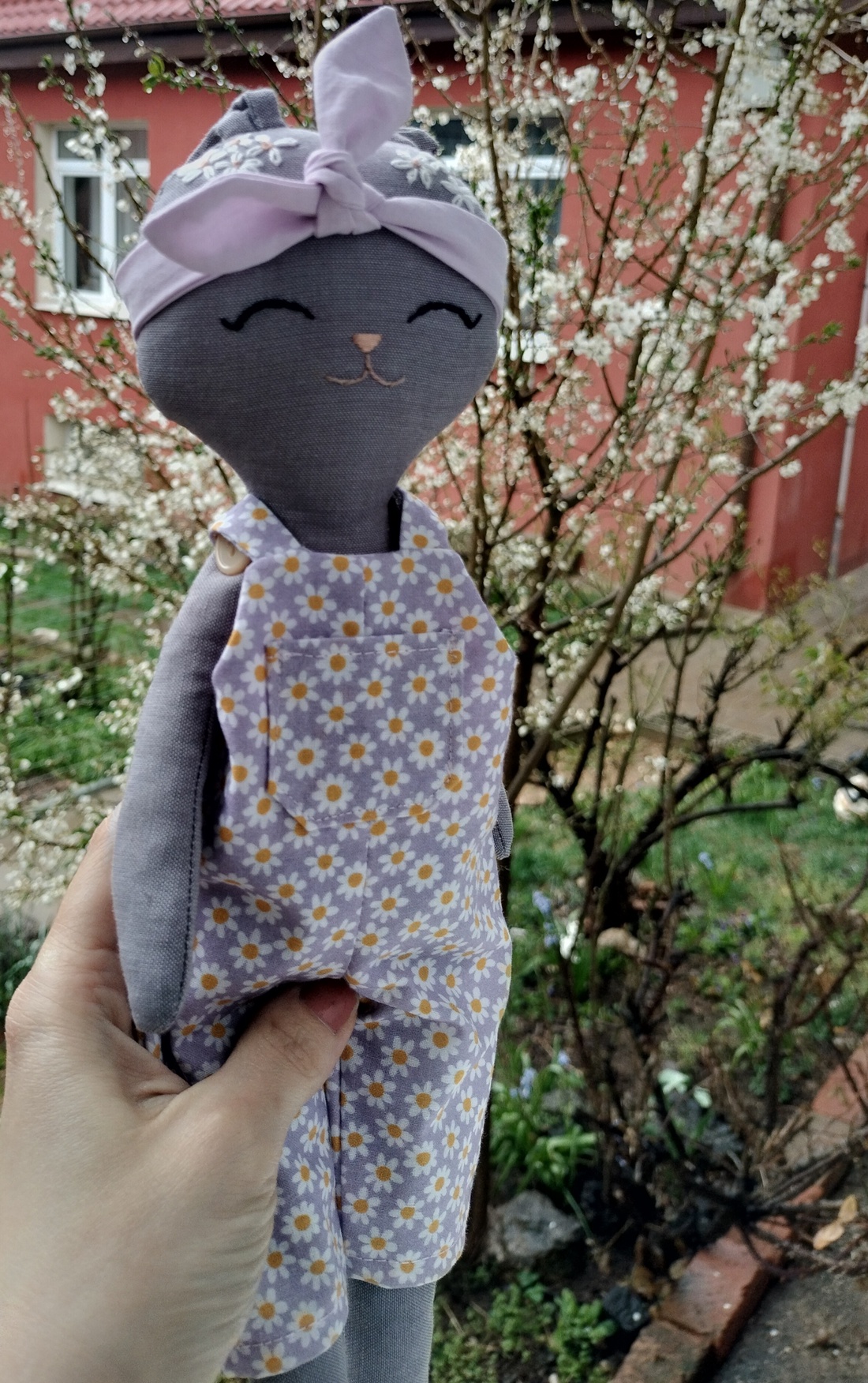 Iepuraș cusut cu salopeta - jucării și echipamente pentru copii - plușuri - iepure de pluș - Artynos.ro