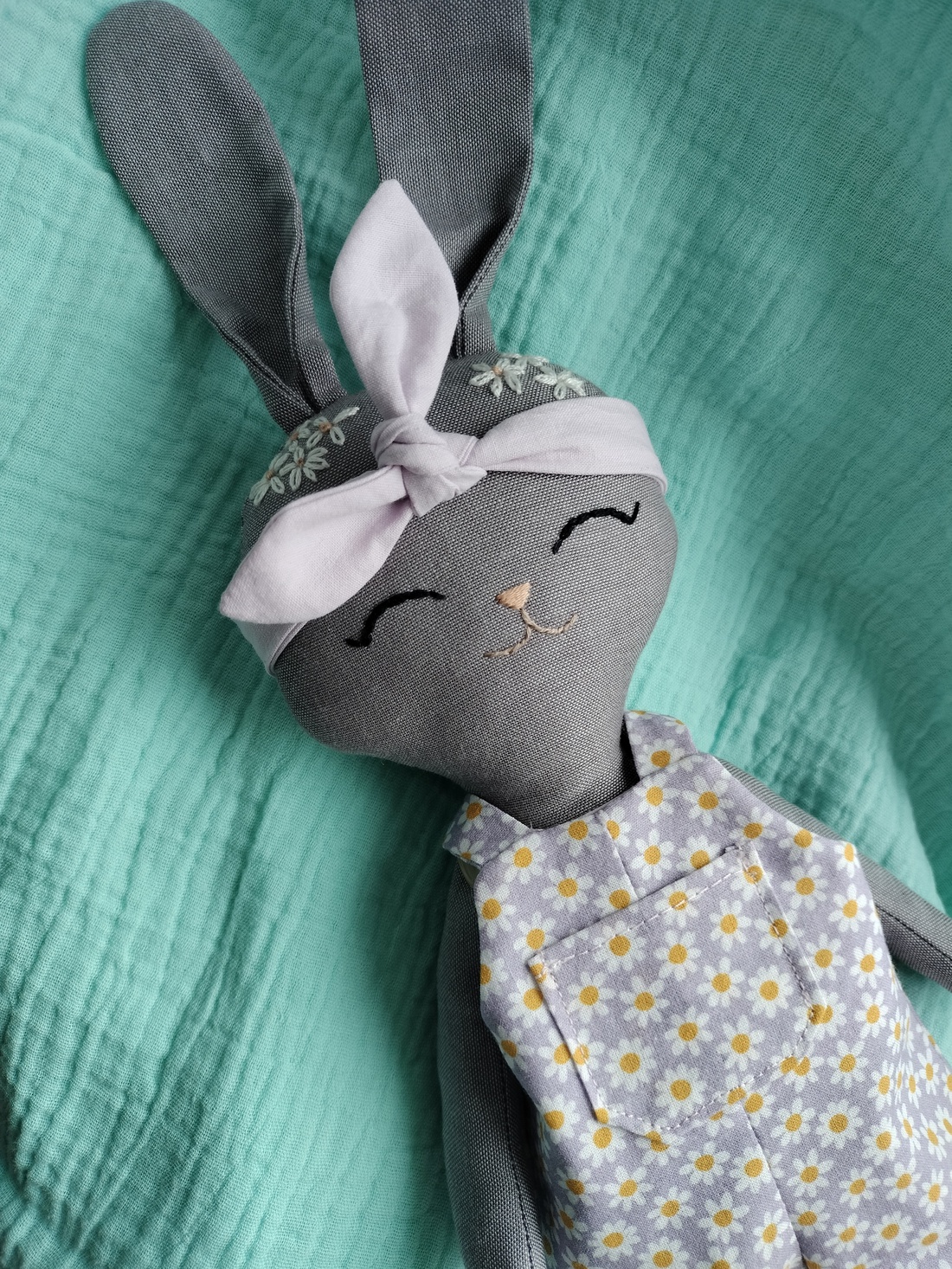 Iepuraș cusut cu salopeta - jucării și echipamente pentru copii - plușuri - iepure de pluș - Artynos.ro