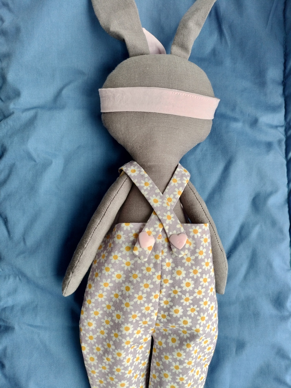 Iepuraș cusut cu salopeta - jucării și echipamente pentru copii - plușuri - iepure de pluș - Artynos.ro