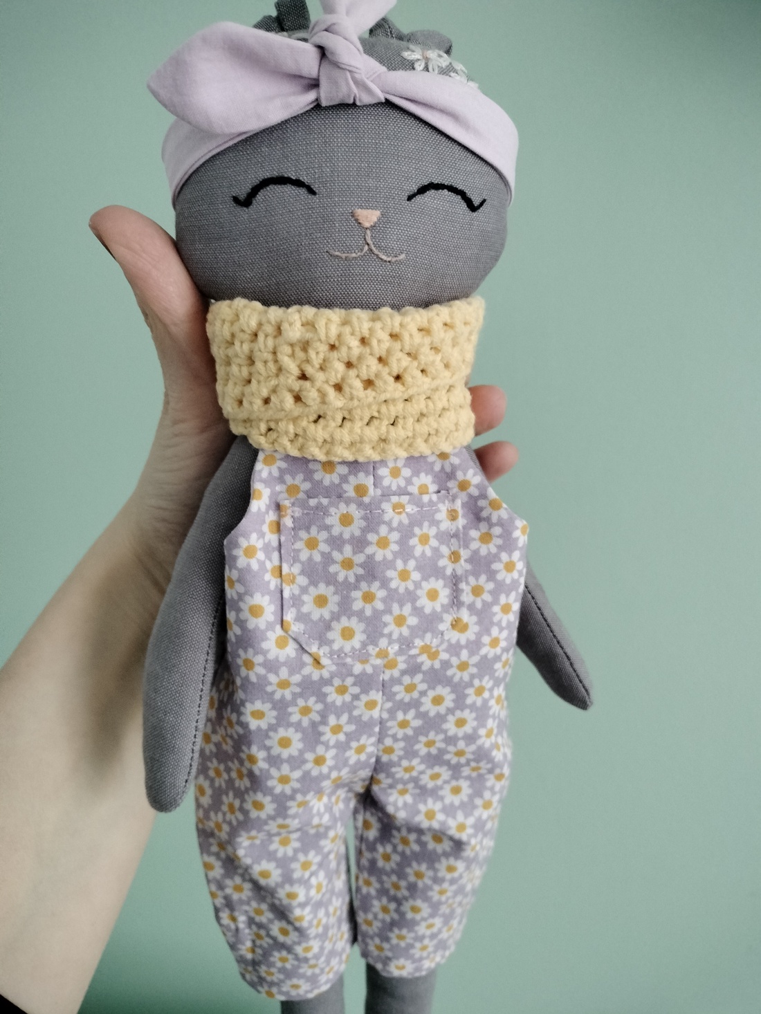 Iepuraș cusut cu salopeta - jucării și echipamente pentru copii - plușuri - iepure de pluș - Artynos.ro