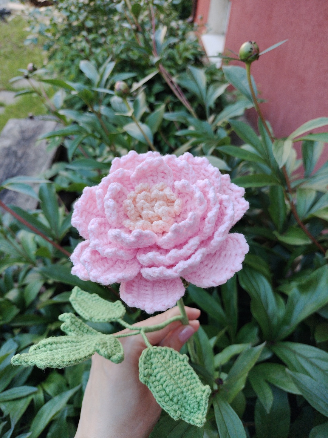 Floare de bujor crosetata manual - accesorii nuntă - materiale decor pentru nuntă - decorațiuni pentru masa de nuntă  - Artynos.ro
