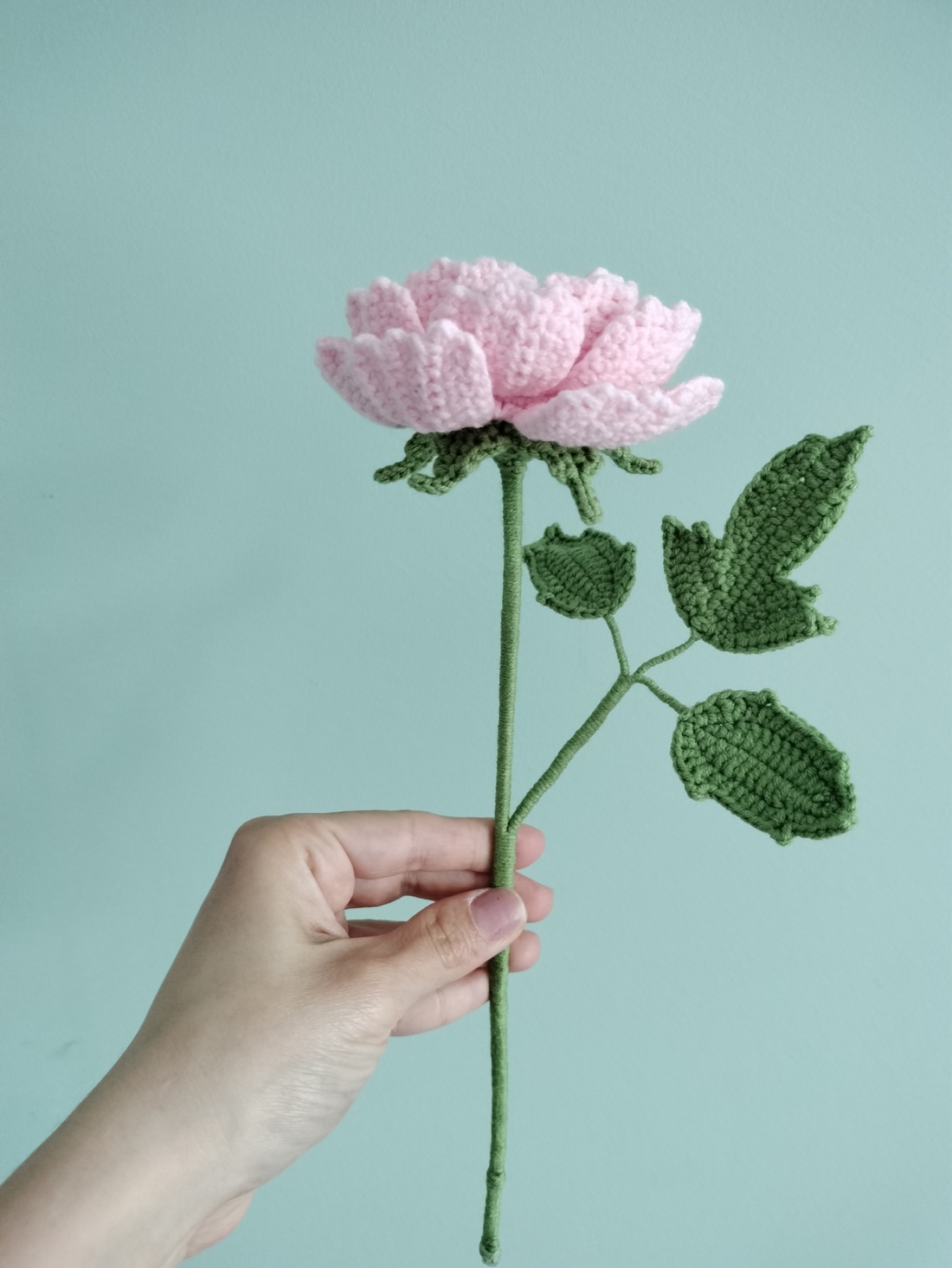 Floare de bujor crosetata manual - accesorii nuntă - materiale decor pentru nuntă - decorațiuni pentru masa de nuntă  - Artynos.ro