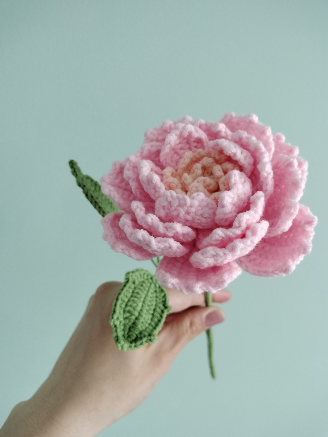 Floare de bujor crosetata manual - accesorii nuntă - materiale decor pentru nuntă - decorațiuni pentru masa de nuntă  - Artynos.ro