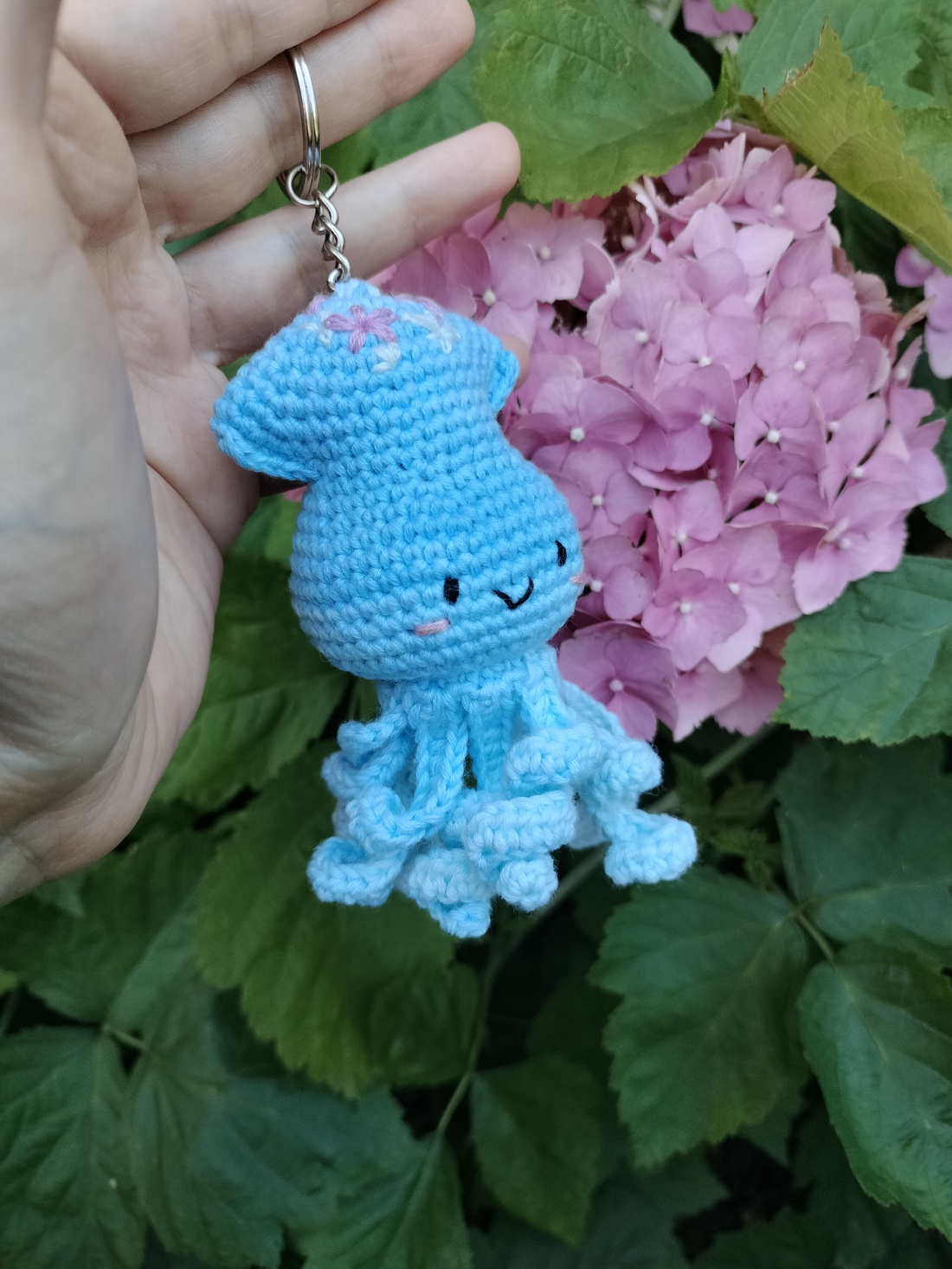 Breloc crosetat calamar albastru cu broderie manuala - genți și portofele - accesorii genți - breloc - Artynos.ro