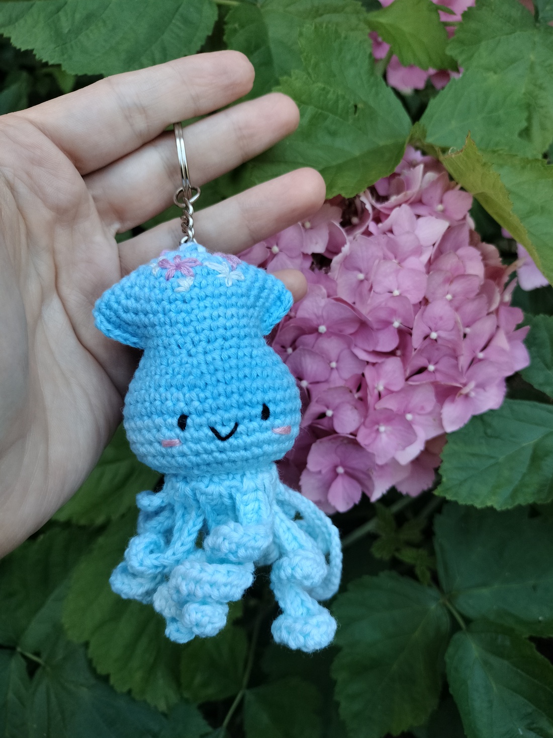 Breloc crosetat calamar albastru cu broderie manuala - genți și portofele - accesorii genți - breloc - Artynos.ro
