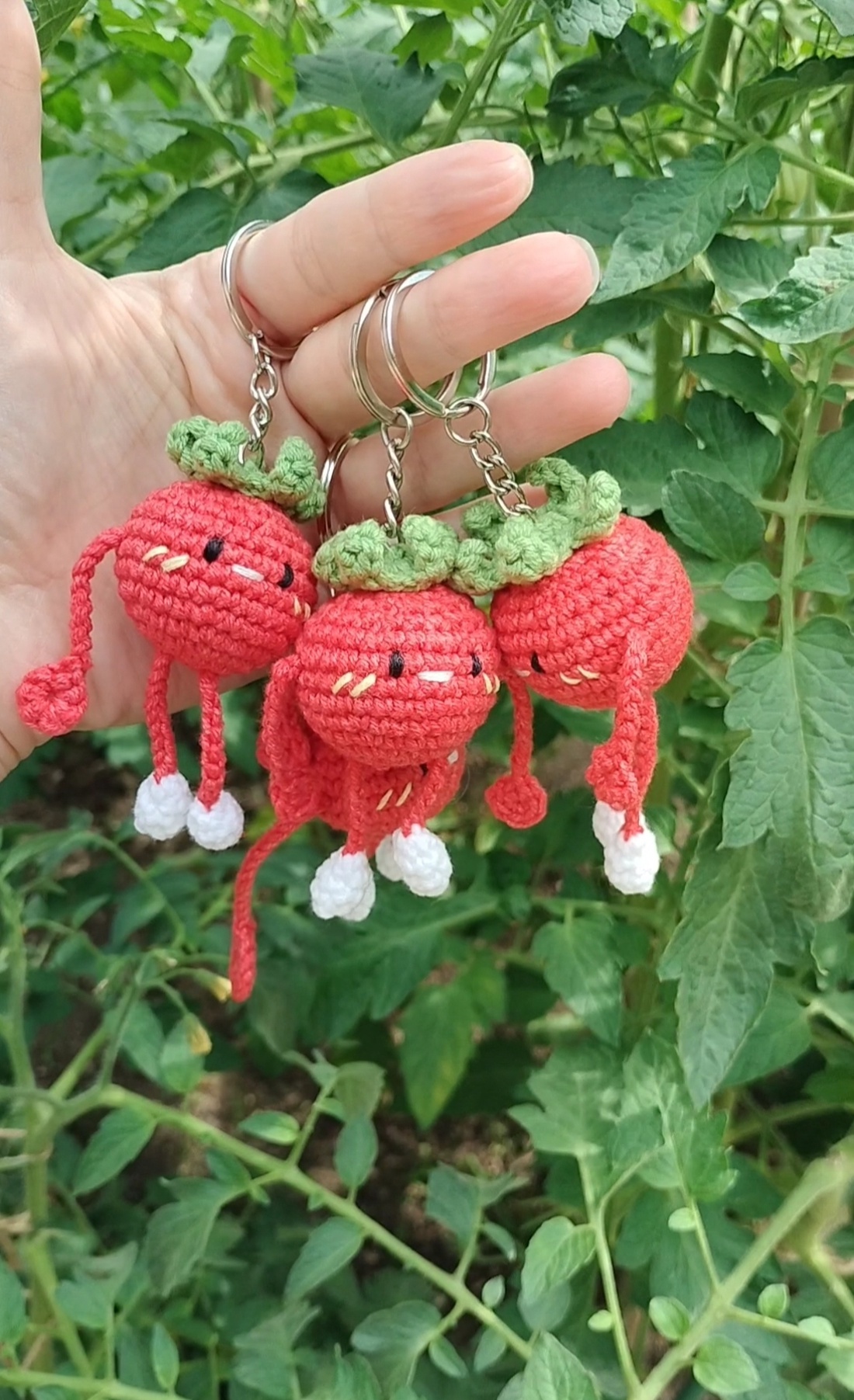 Breloc crosetat tomată  - genți și portofele - accesorii genți - breloc - Artynos.ro