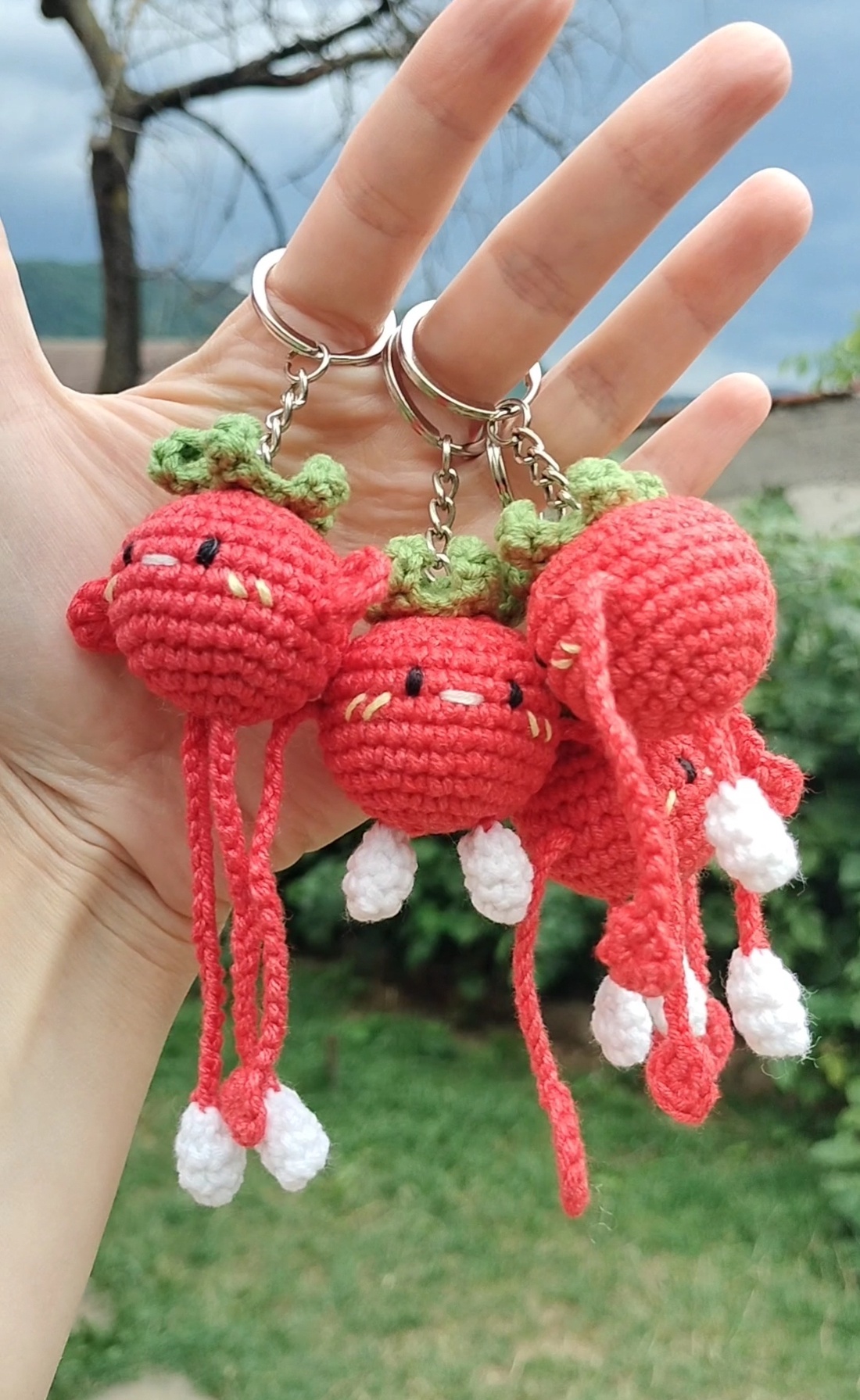 Breloc crosetat tomată  - genți și portofele - accesorii genți - breloc - Artynos.ro