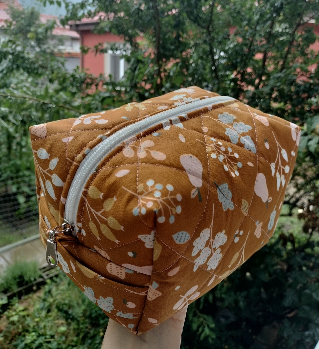 Gentuta cosmetica matlasată simpla cu model tomnatic si accesorii cadou - genți și portofele - genți cosmetice - Artynos.ro