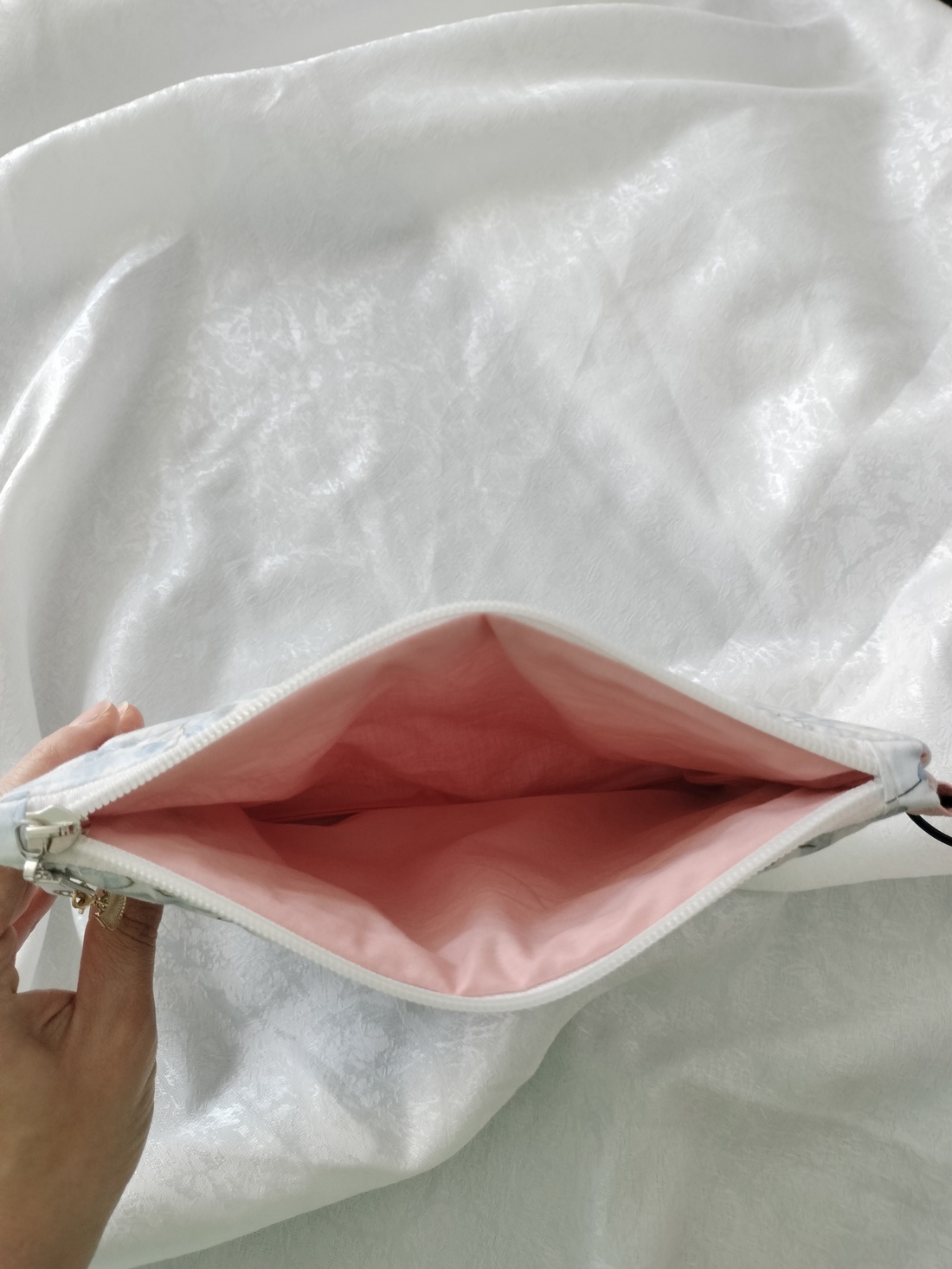 Geanta cosmetica / portofel handmade cu flori si carouri - genți și portofele - genți cosmetice - Artynos.ro