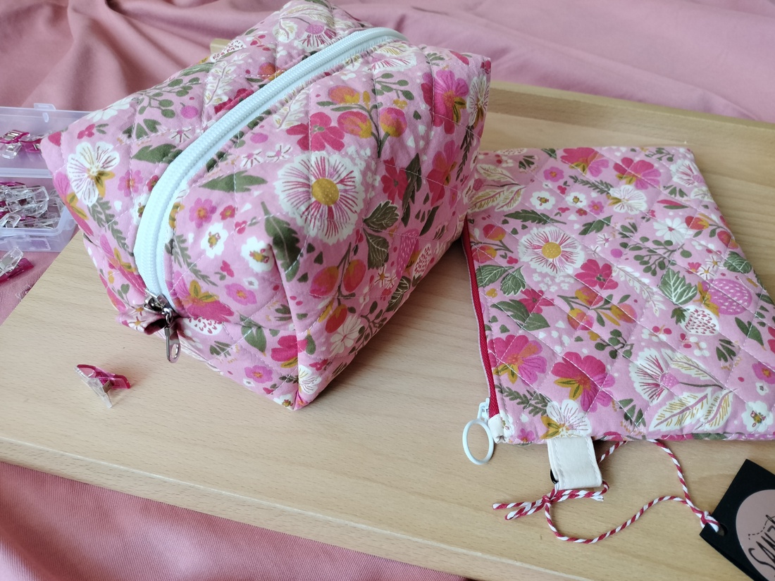 Set gentute cosmetice cu model floral și capsuni - genți și portofele - genți cosmetice - Artynos.ro
