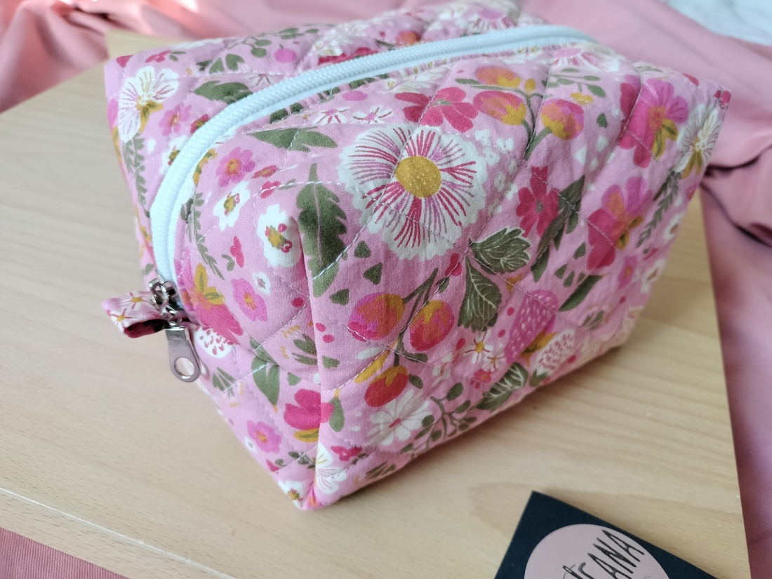 Set gentute cosmetice cu model floral și capsuni - genți și portofele - genți cosmetice - Artynos.ro