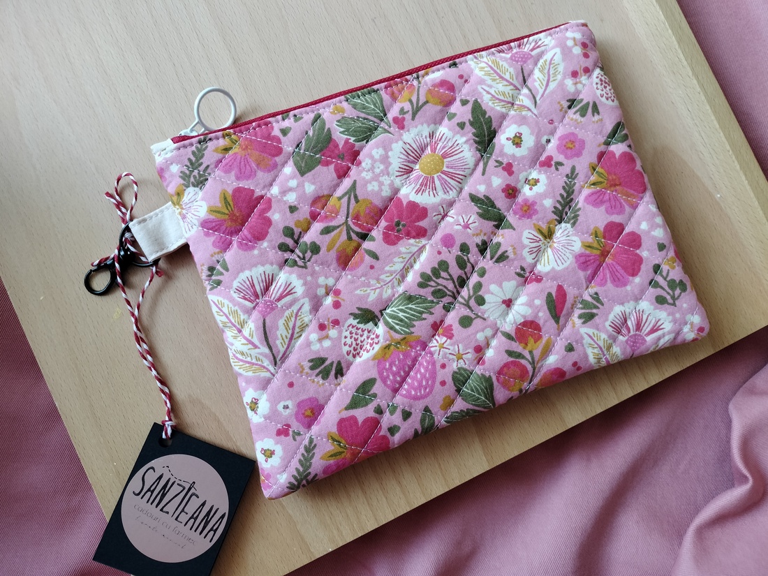 Set gentute cosmetice cu model floral și capsuni - genți și portofele - genți cosmetice - Artynos.ro