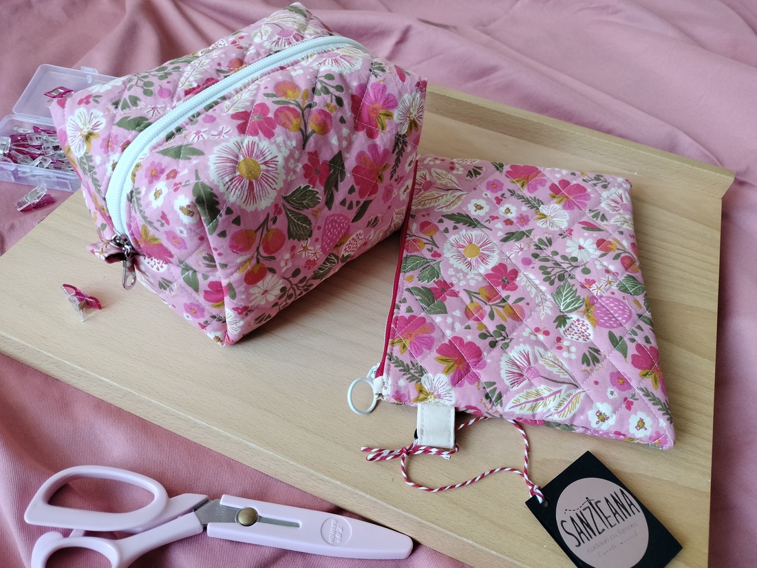 Set gentute cosmetice cu model floral și capsuni - genți și portofele - genți cosmetice - Artynos.ro