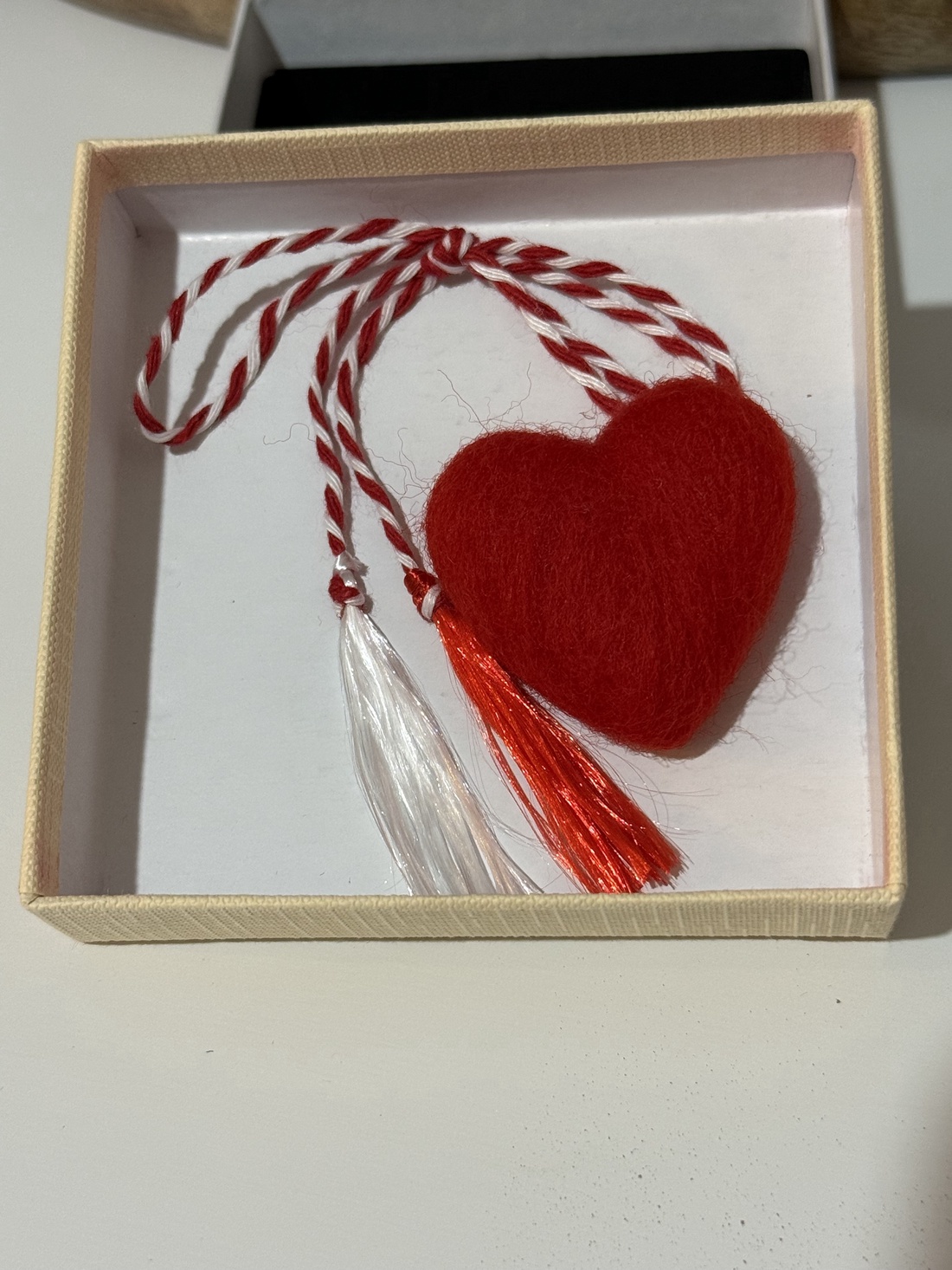 Pandantiv /  inimă lână împâslită  - bijuterii - broșe - Artynos.ro