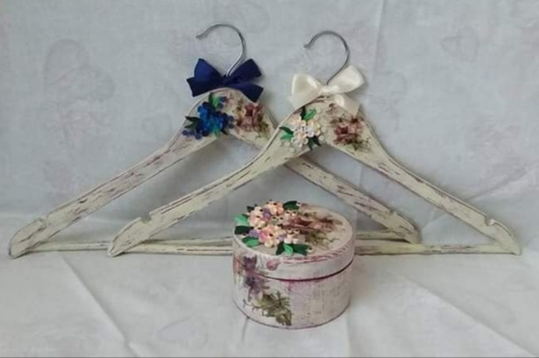 Umerase miri si cutiută verighete - accesorii nuntă - rochie de nuntă - umerașe miri - Artynos.ro Umerase miri si cutiută verighete - accesorii nuntă - rochie de nuntă - umerașe miri - Artynos.ro