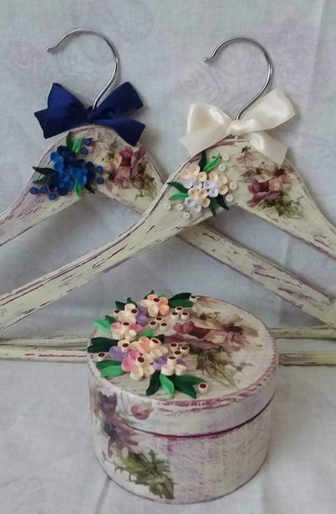 Umerase miri si cutiută verighete - accesorii nuntă - rochie de nuntă - umerașe miri - Artynos.ro Umerase miri si cutiută verighete - accesorii nuntă - rochie de nuntă - umerașe miri - Artynos.ro
